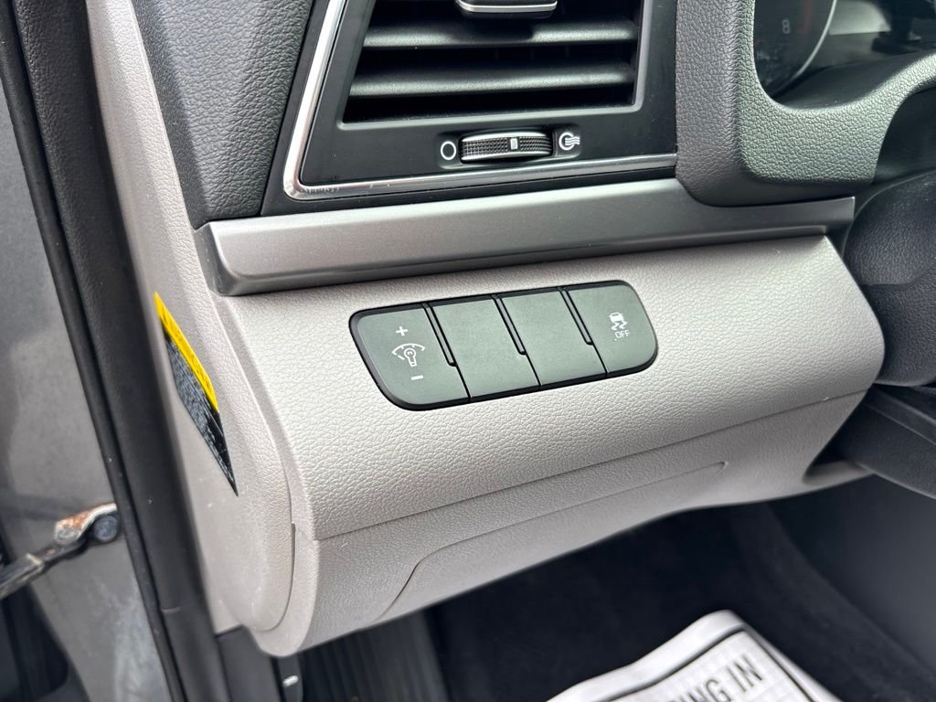Used 2018 Gray Hyundai SE image 21