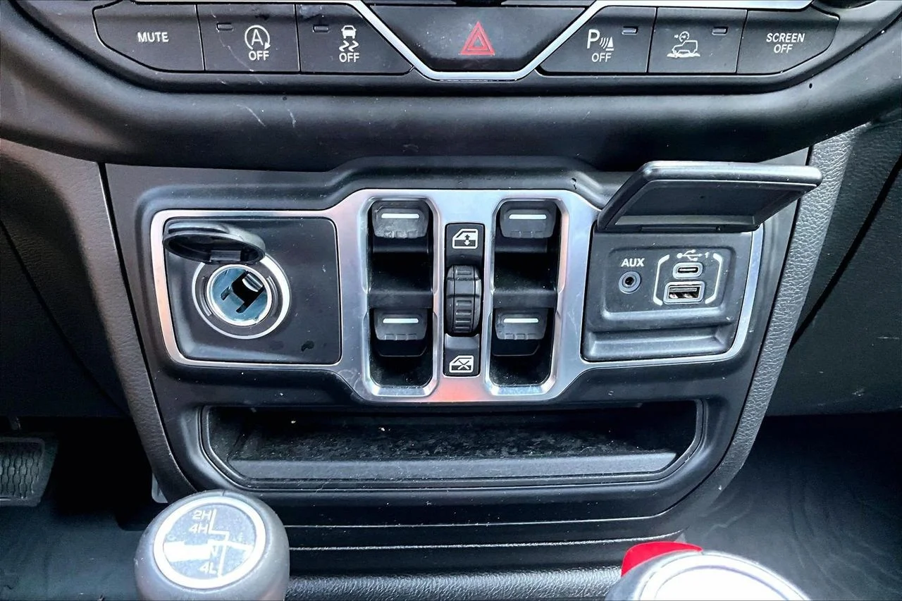 Used 2023 Silver Jeep Sahara image 16
