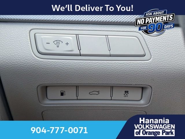 Used 2016 White Hyundai SE image 23