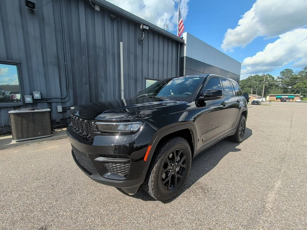 Used 2025 Black Jeep Altitude X image 1