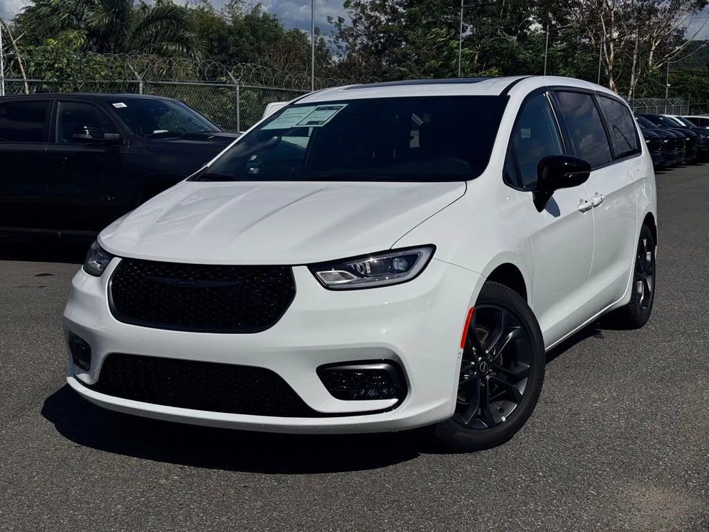 2026 Chrysler Pacifica Select's photo