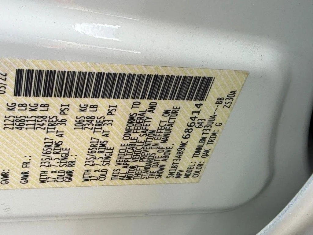 Used 2022 White Nissan S image 25