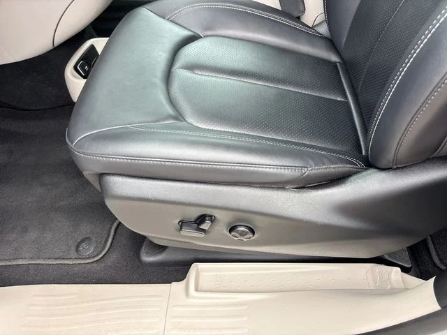 Used 2024 Silver Chrysler Touring L image 7
