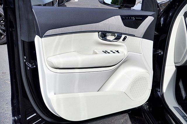 Used 2025 Black Volvo B6 Plus 6-Seater image 23