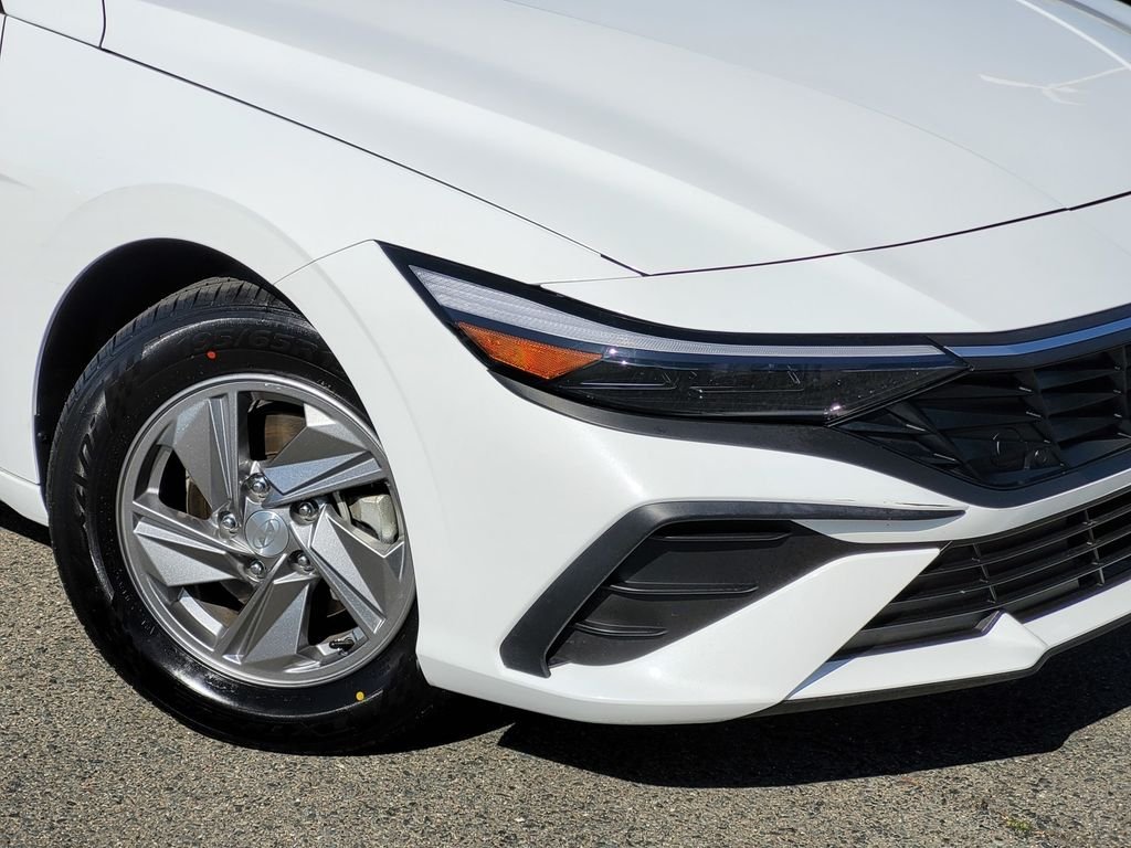 Used 2025 White Hyundai SE image 9
