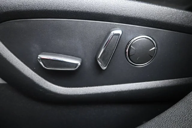 Used 2016 Luxe Metallic Lincoln Reserve image 11