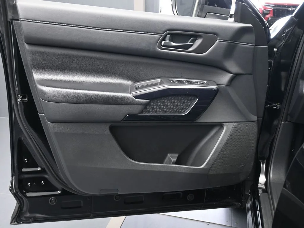 2025 Nissan Pathfinder SV - Photo 27