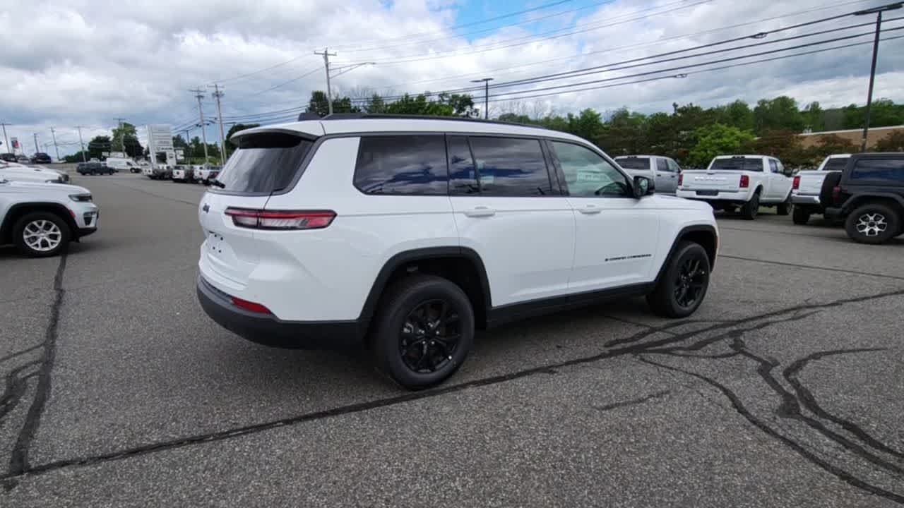 New 2026 Bright White Clearcoat Jeep Laredo Altitude image 9