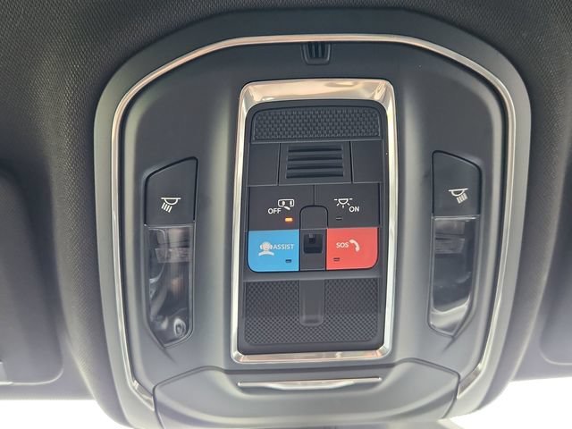 Used 2025  Jeep Laredo image 46