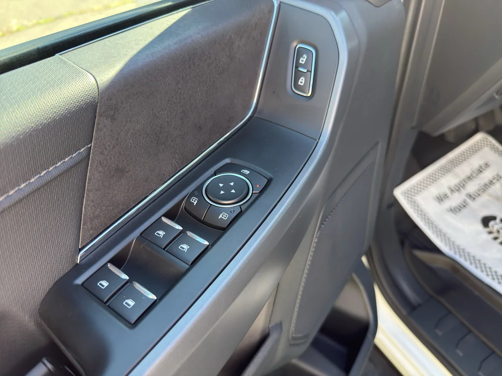 Used 2025 Oxford White Ford XLT image 16