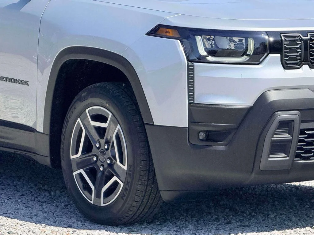 New 2026 Silver Zynith Clear-Coat Exterior Paint Jeep Limited image 5