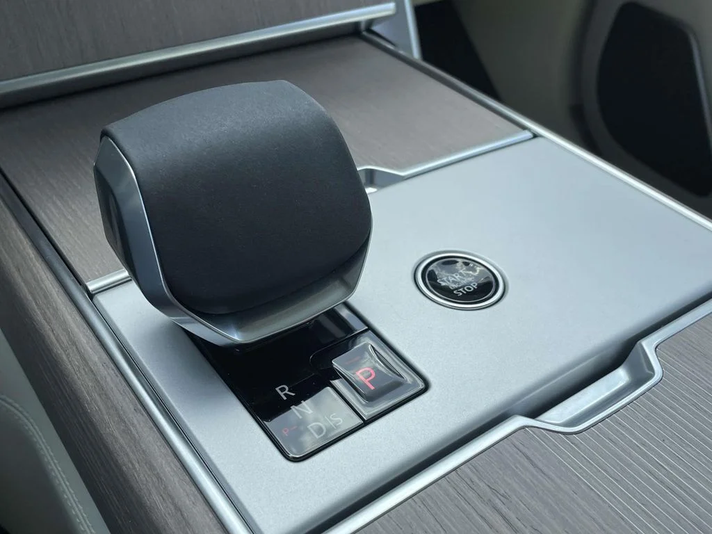 New 2026 Ostuni Pearl White Land Rover Autobiography image 33