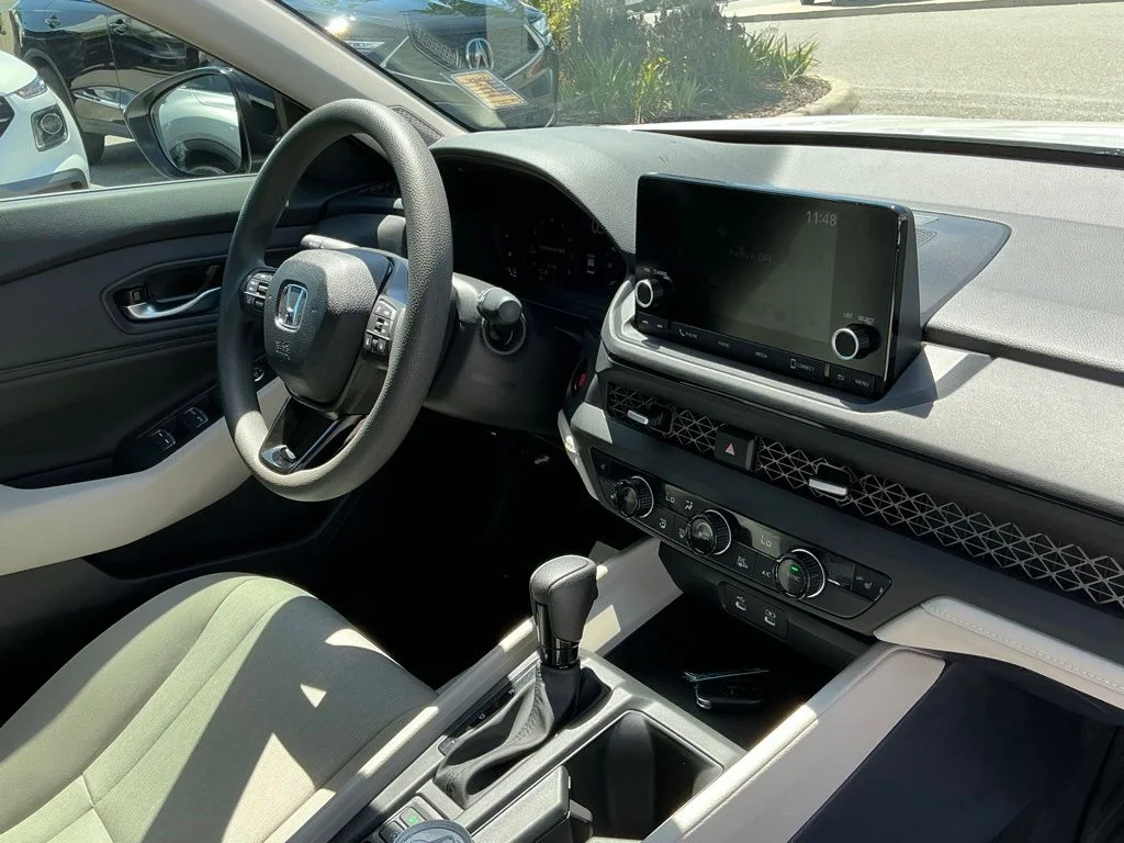 Used 2025 White Honda SE image 13