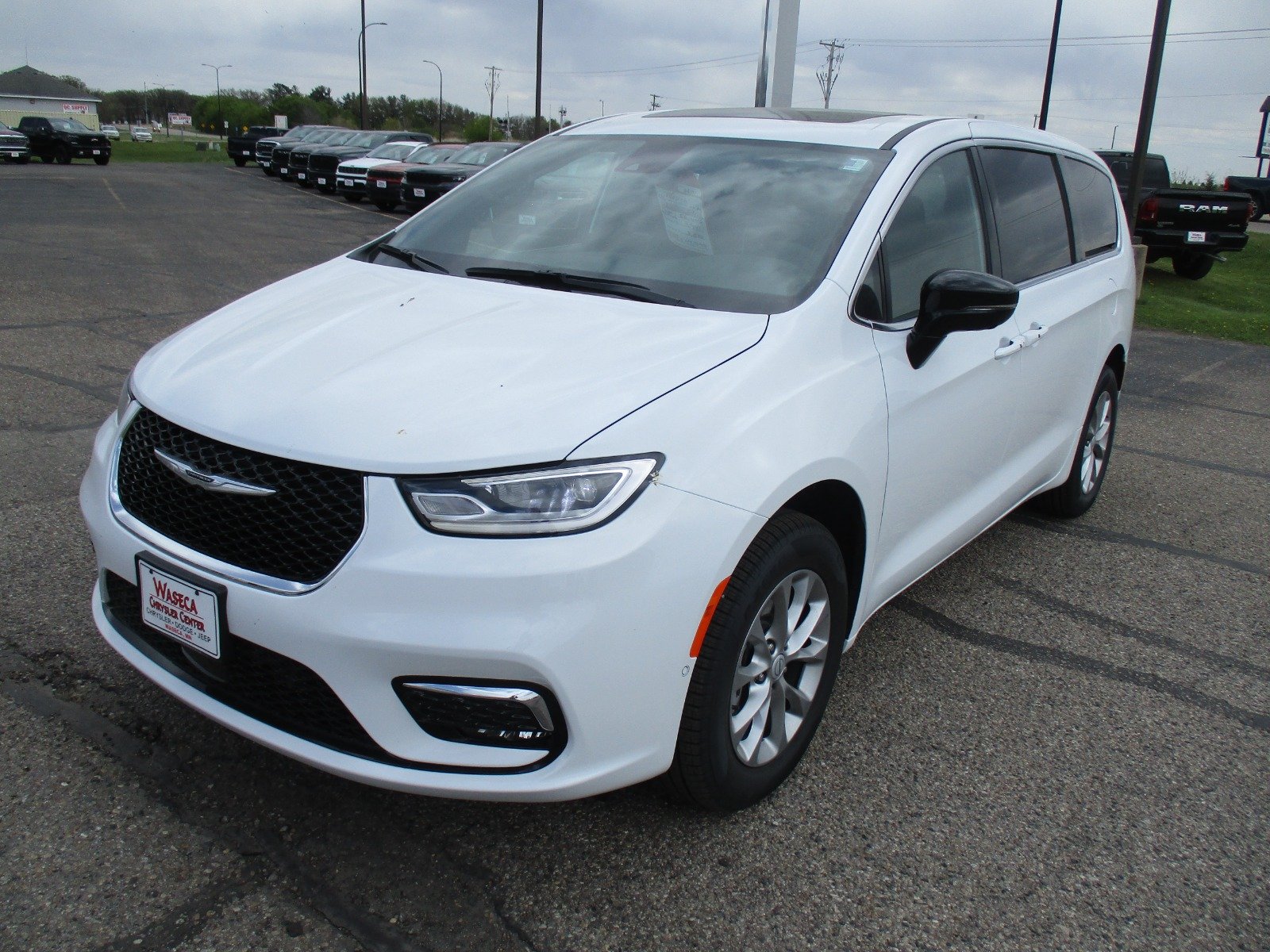 2026 Chrysler Pacifica Limited AWD's photo