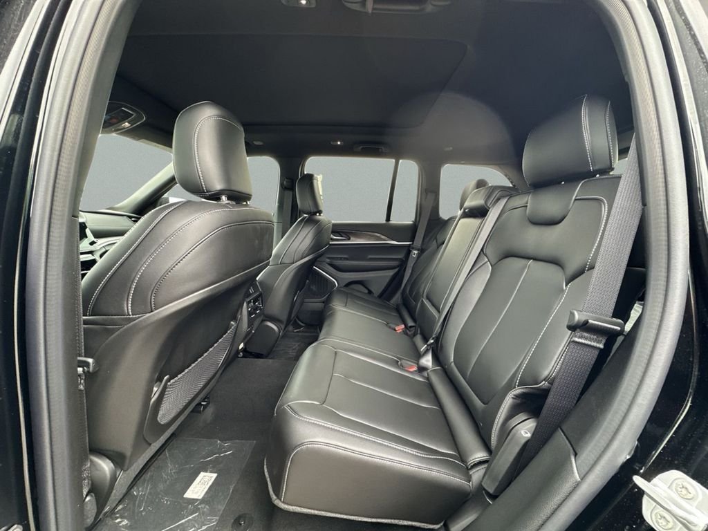 New 2026 Diamond Black Crystal Pearlcoat Jeep Limited image 18