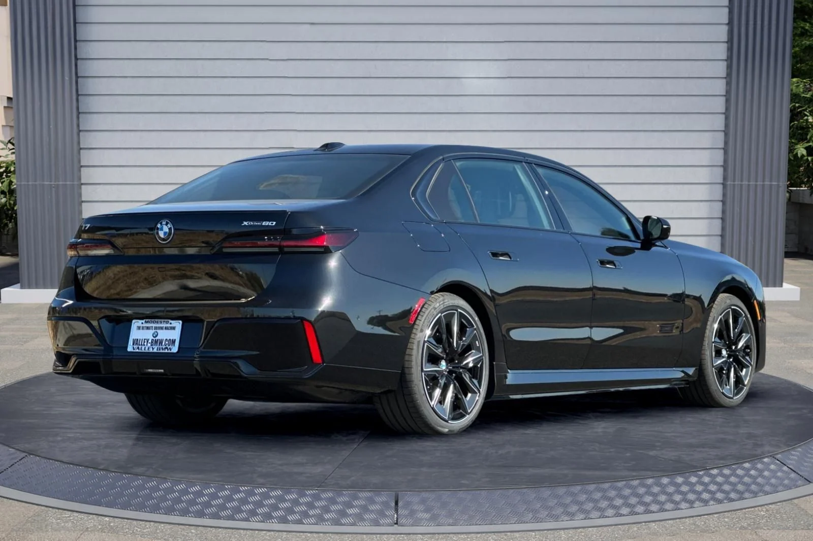 New 2026 Black Sapphire Metallic BMW xDrive60 image 4