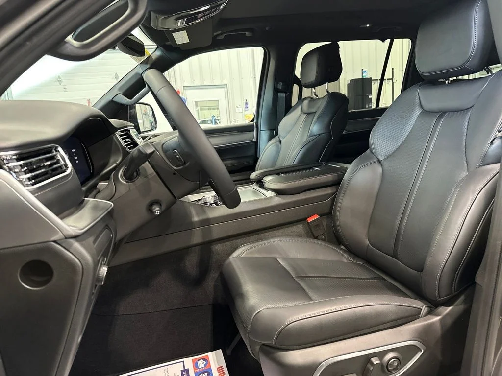 New 2026 Baltic-Gray Metallic Clear-Coat Exterior Paint Jeep Limited Reserve image 17