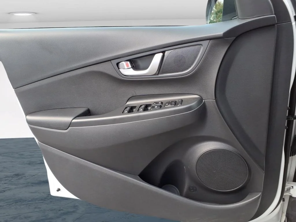 Used 2023 White Hyundai SEL image 28