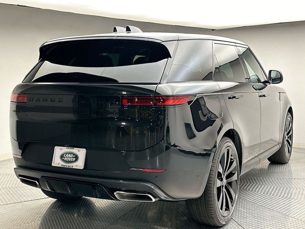 Used 2025 Santorini Black Metallic Land Rover SE image 2