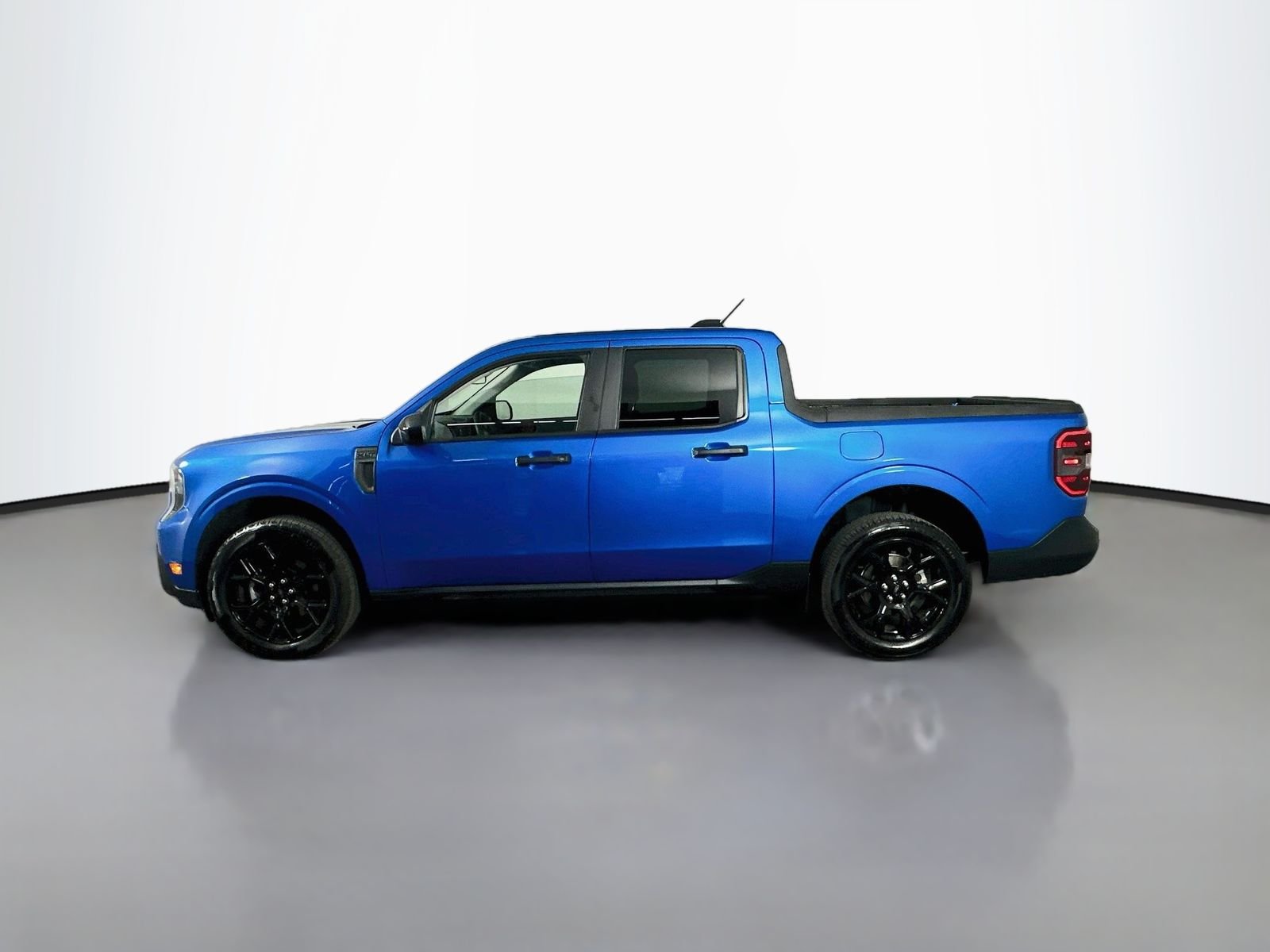 Used 2025 Velocity Blue Ford XLT image 4