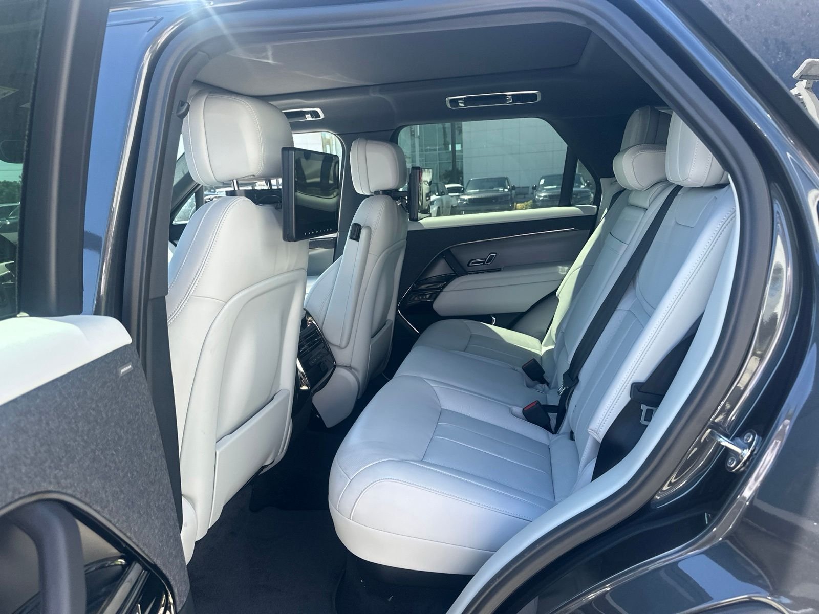Used 2026  Land Rover SE image 11
