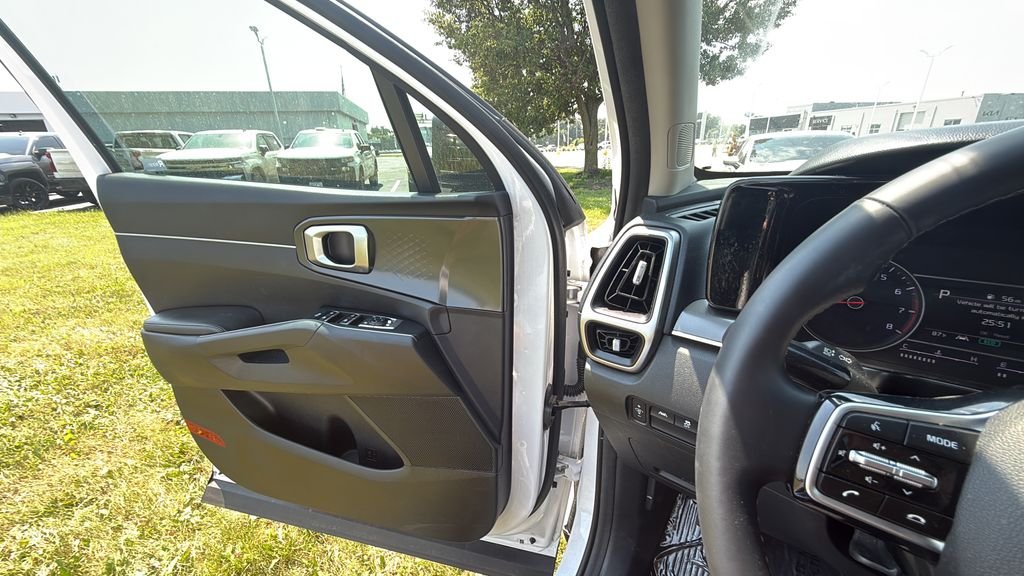Used 2022 White Kia S image 24