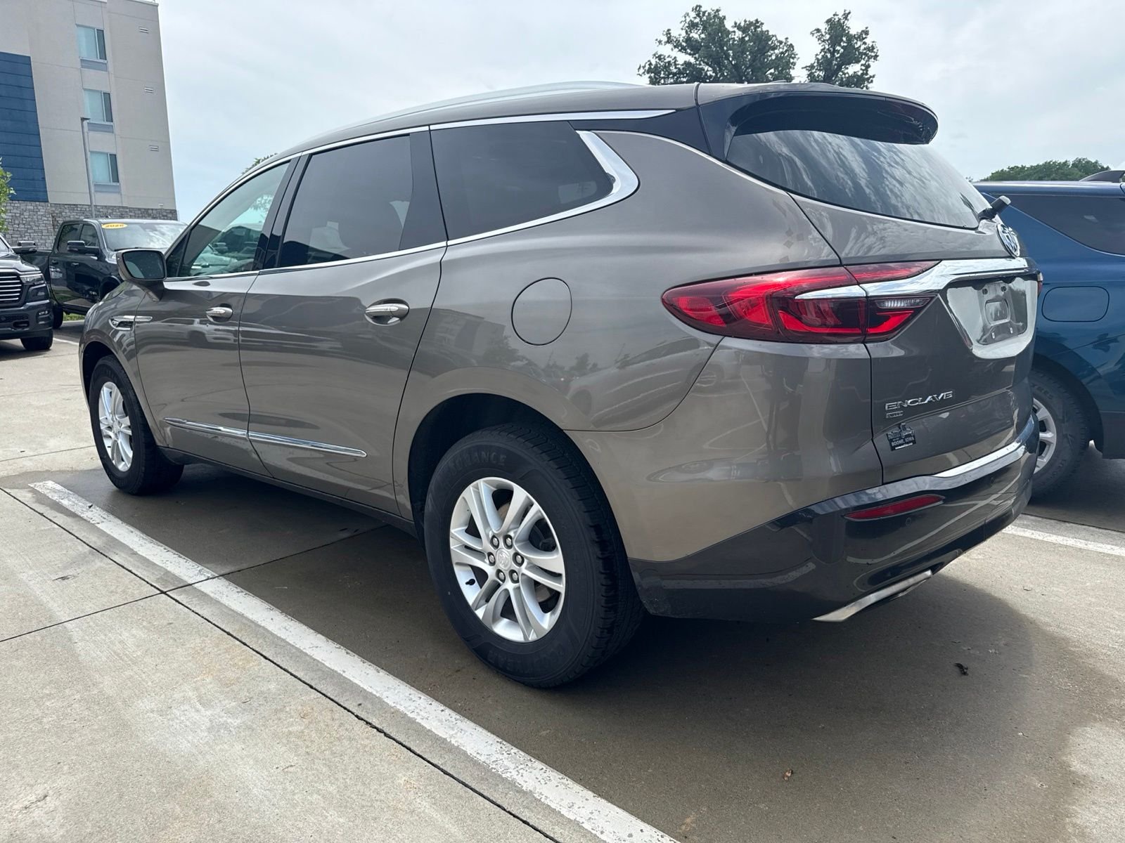 Used 2020 Gold Buick Essence image 3