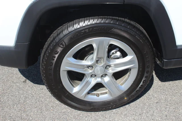 Used 2024 White Jeep Latitude image 34