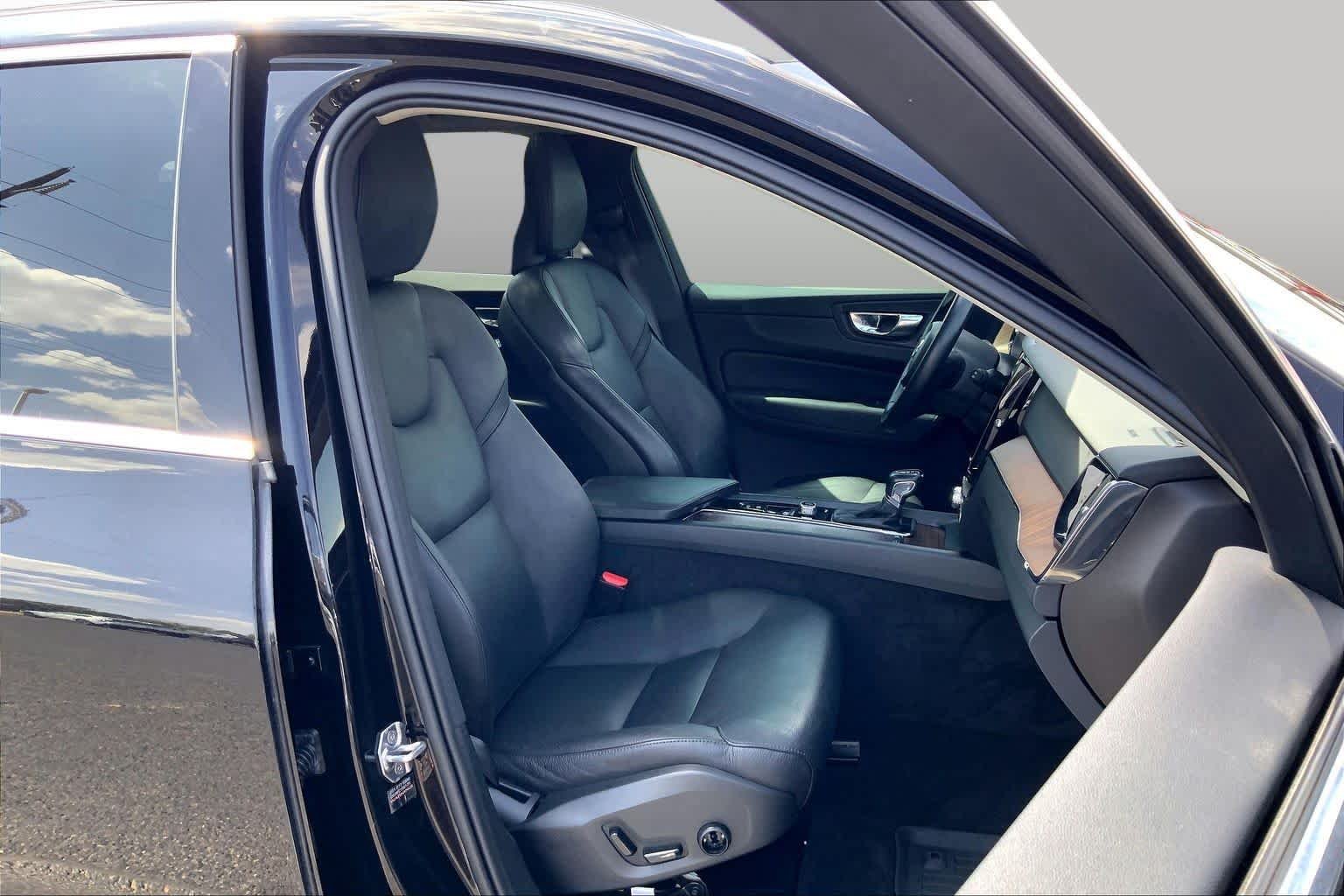 Used 2021 Onyx Black Metallic Volvo Momentum image 9