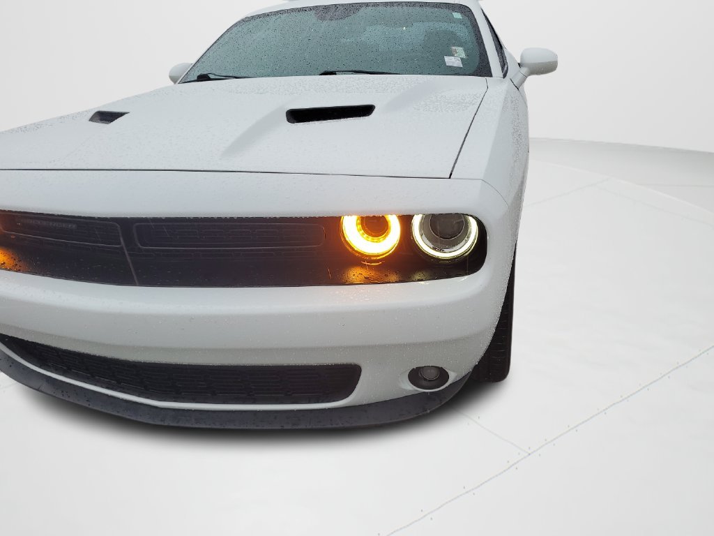 Used 2018 White Dodge SXT image 24