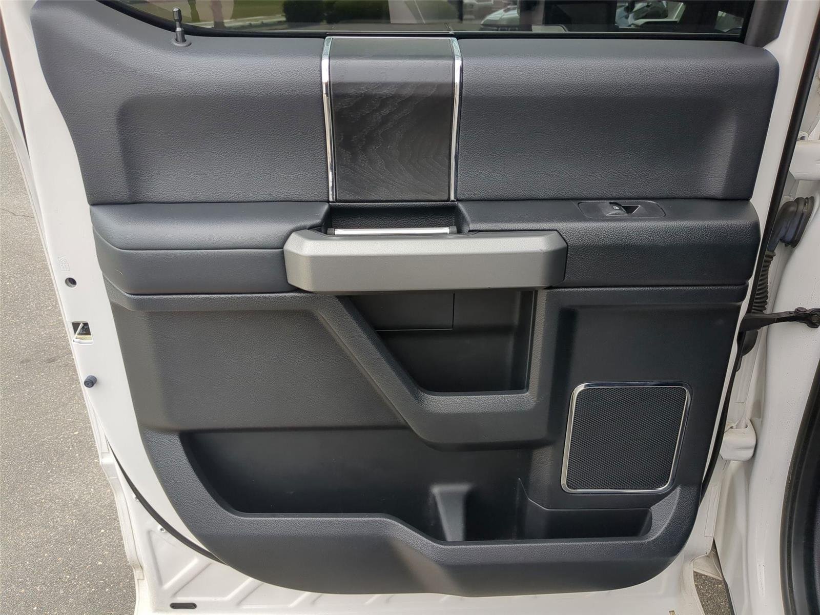 Used 2019 White Platinum Metallic Tri-Coat Ford Platinum image 29