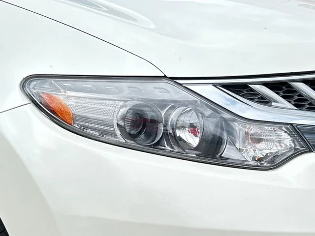 Used 2012 White Nissan SL image 17