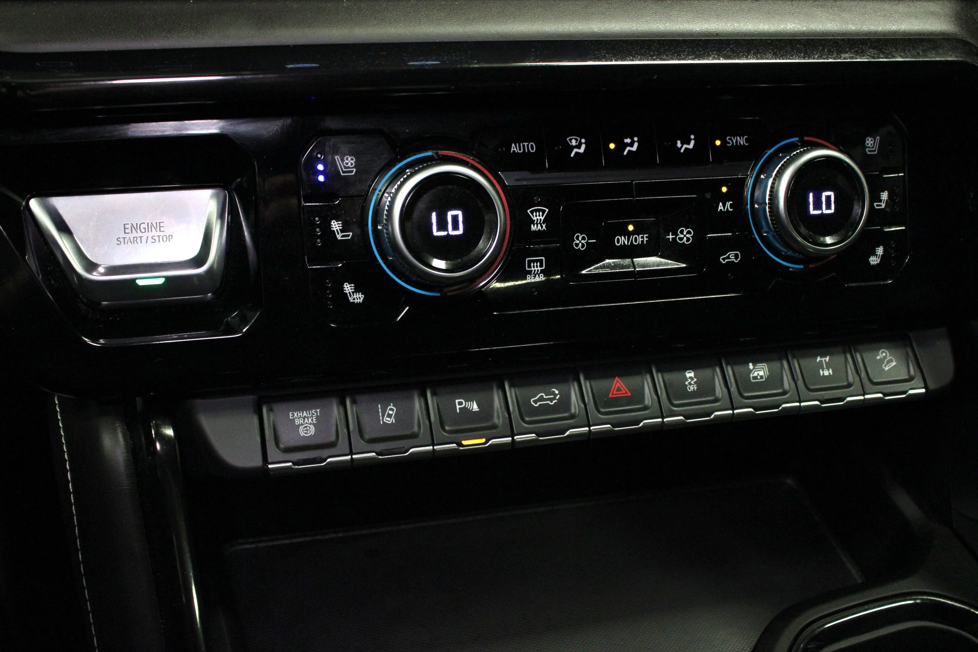 Used 2025 Onyx Black GMC AT4X image 31