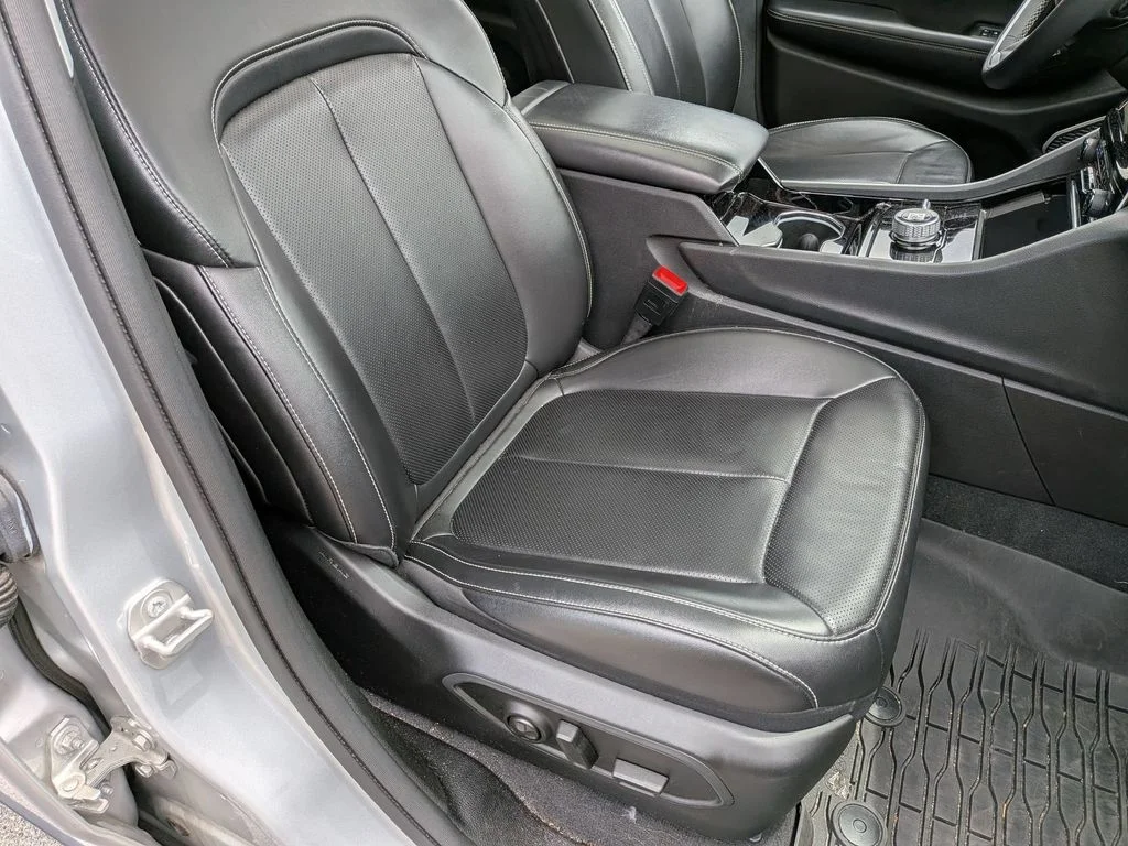Used 2023 Silver Jeep Limited image 32