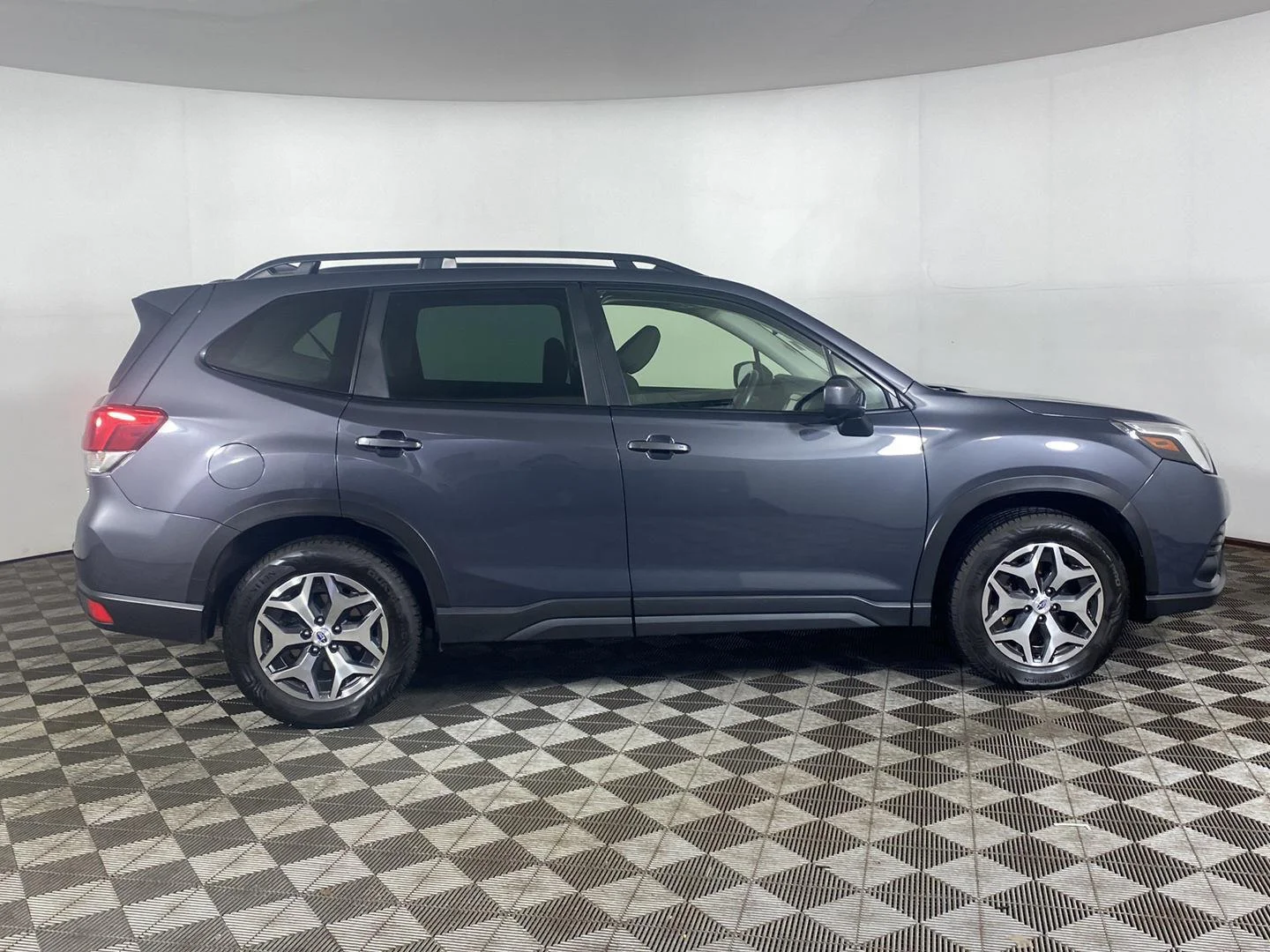 Used 2023 Magnetite Gray Metallic Subaru Premium image 4