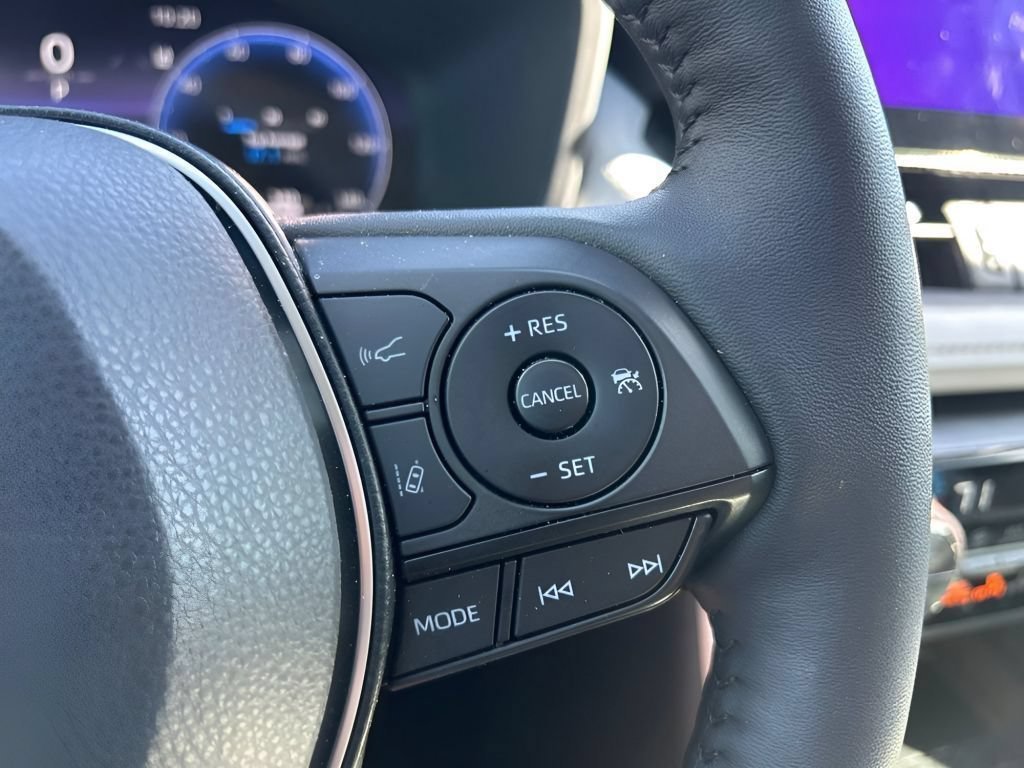 Used 2025 Wind Chill Pearl Toyota Limited image 27