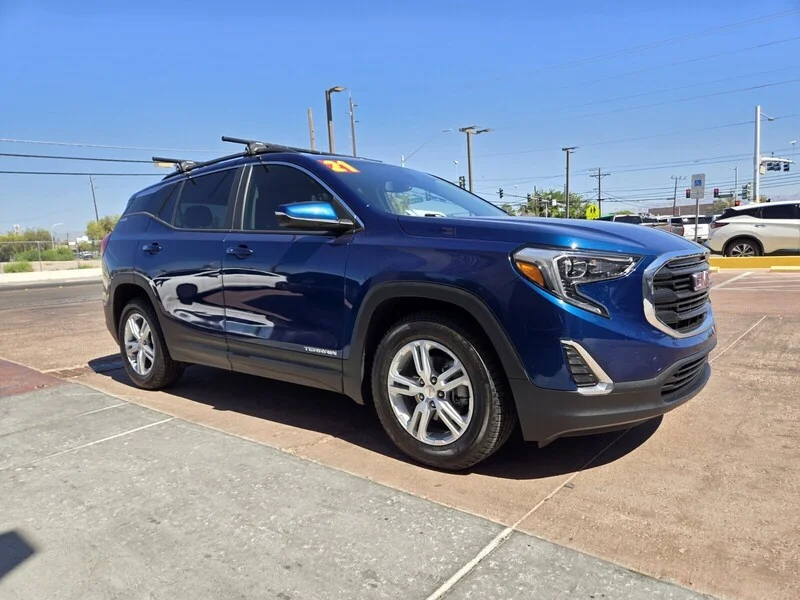 Used 2021 Blue Emerald Metallic GMC SLE image 4