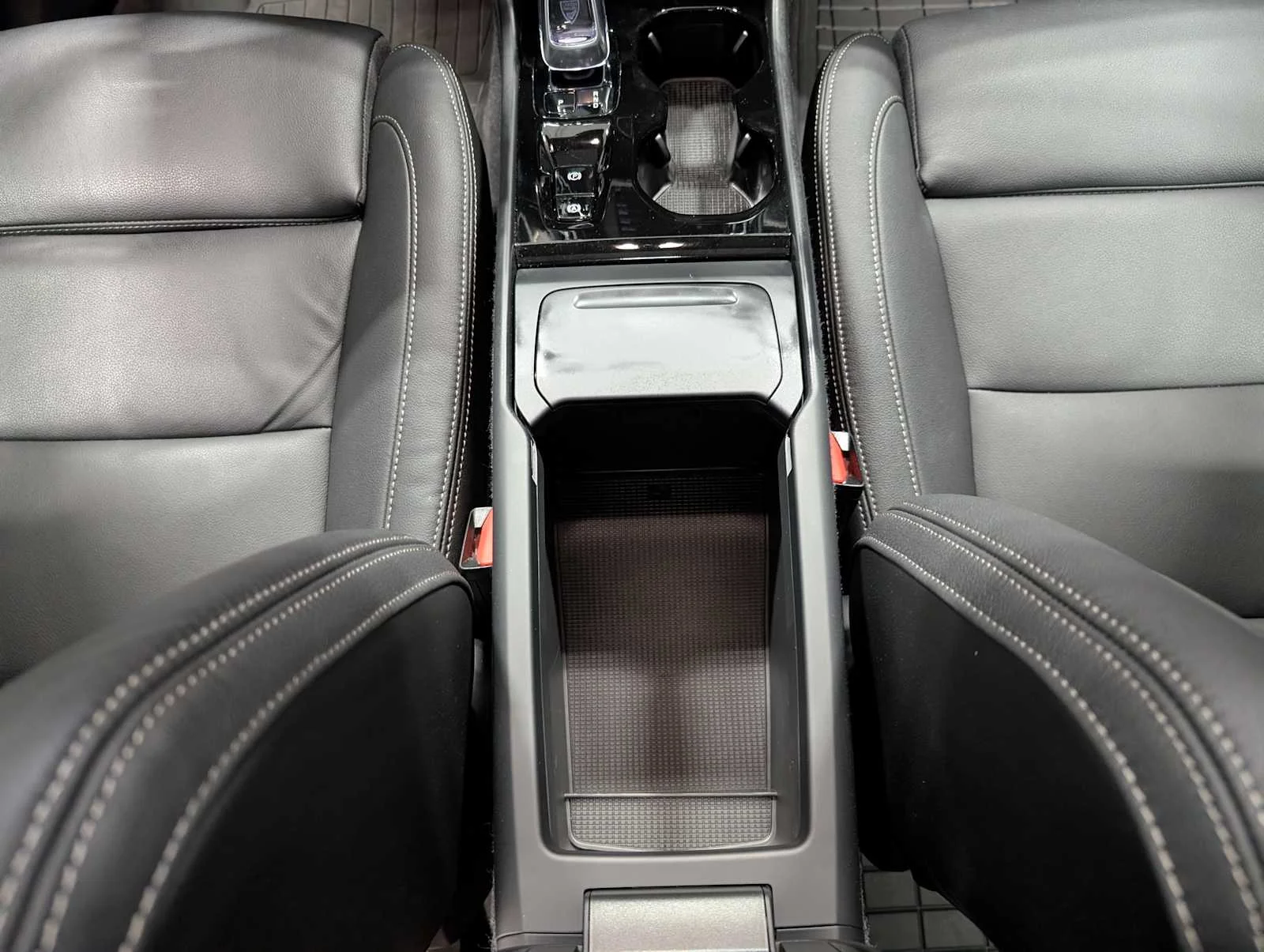 Used 2026 Onyx Black Volvo Plus image 20