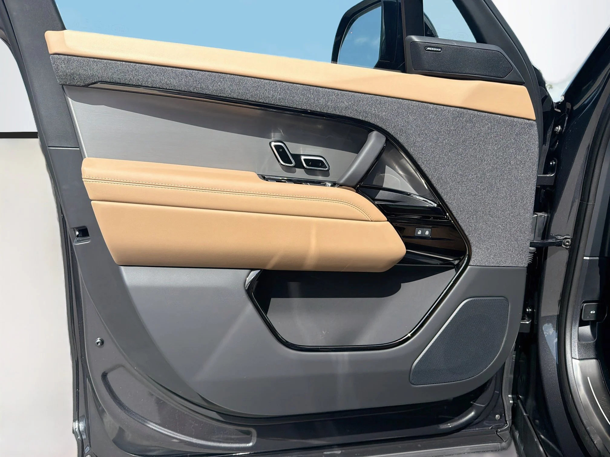 New 2026 Carpathian Grey Land Rover SE image 23