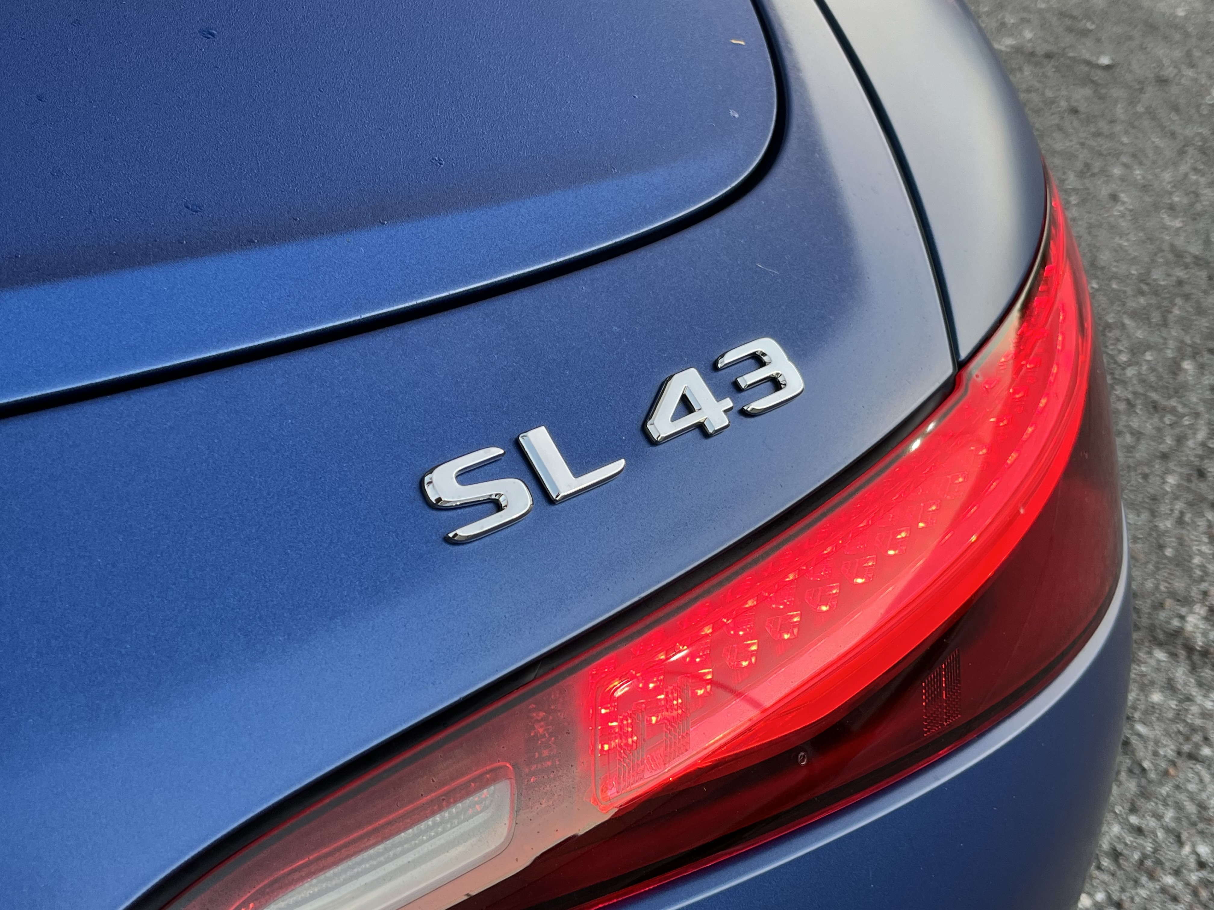 New 2026 MANUFAKTUR Starling Blue Magno Mercedes-Benz AMG® SL 43 image 6