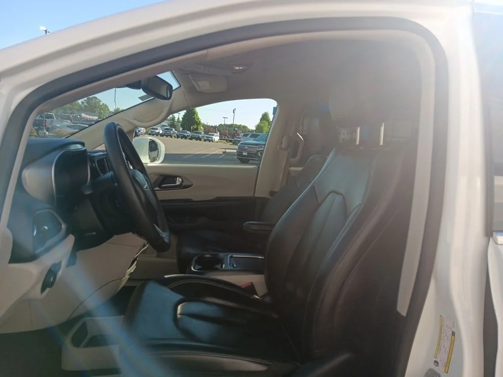 Used 2022 Bright White Clearcoat Chrysler Touring L image 28