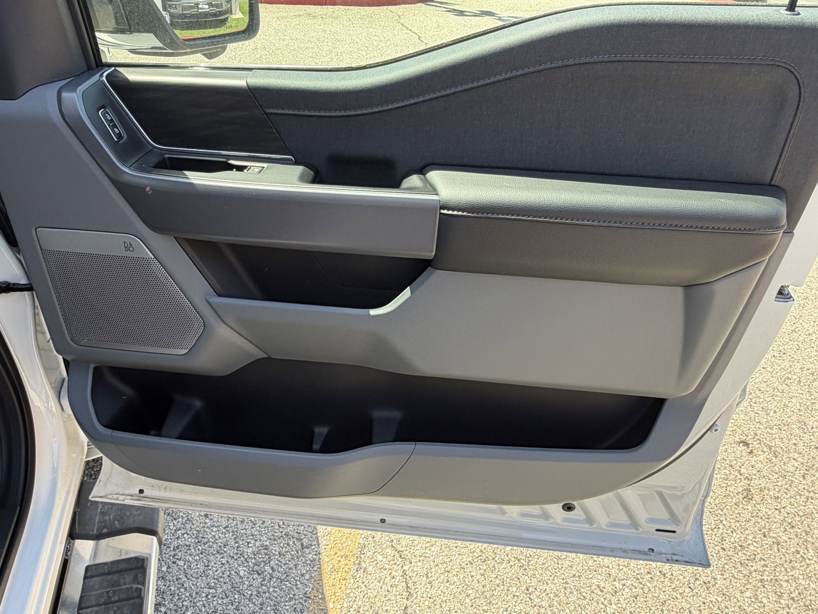 New 2025 Star White Metallic Tri-Coat Ford Lariat® image 7