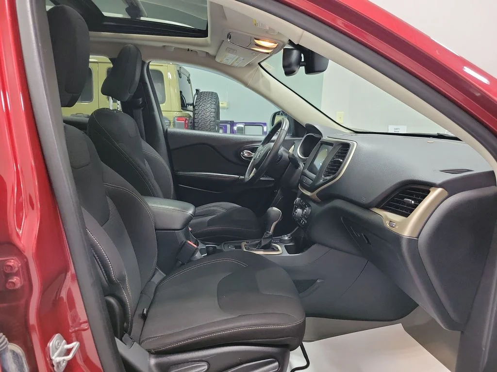 Used 2015 Red Jeep Latitude image 15