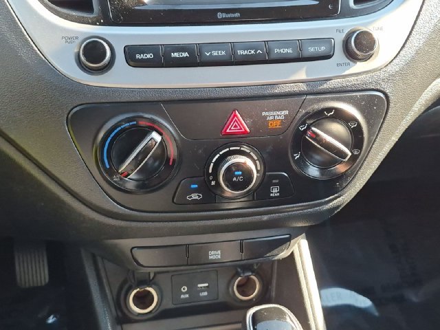Used 2022 Gray Hyundai SE image 19