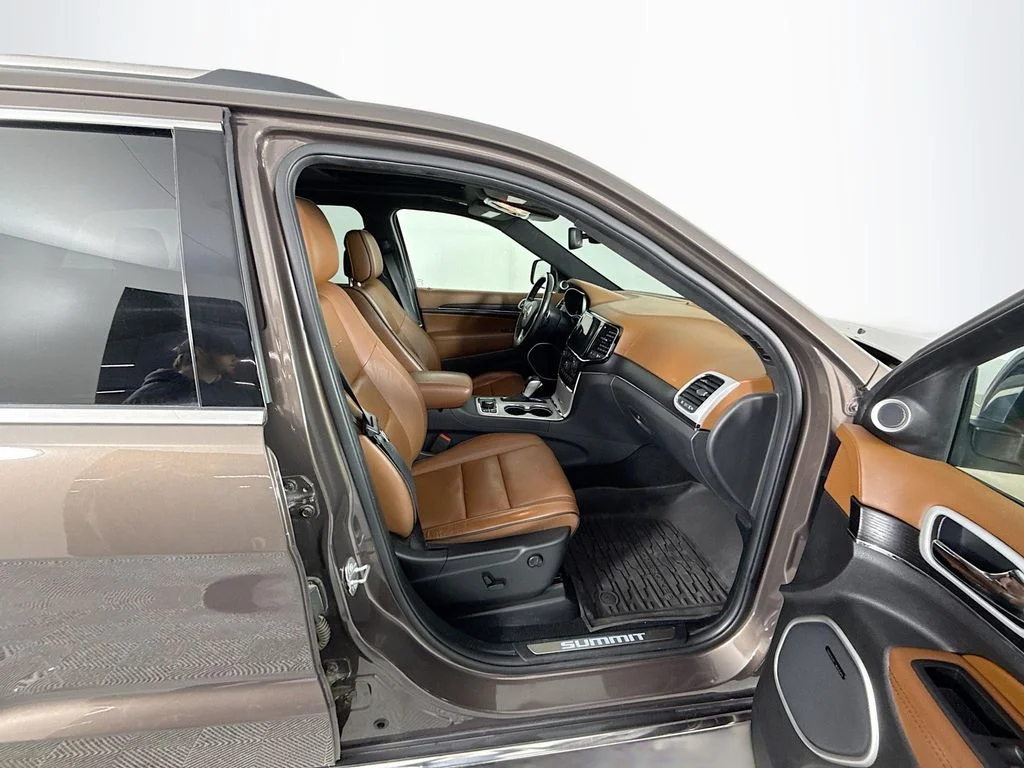 Used 2020 Brown Jeep Summit image 30