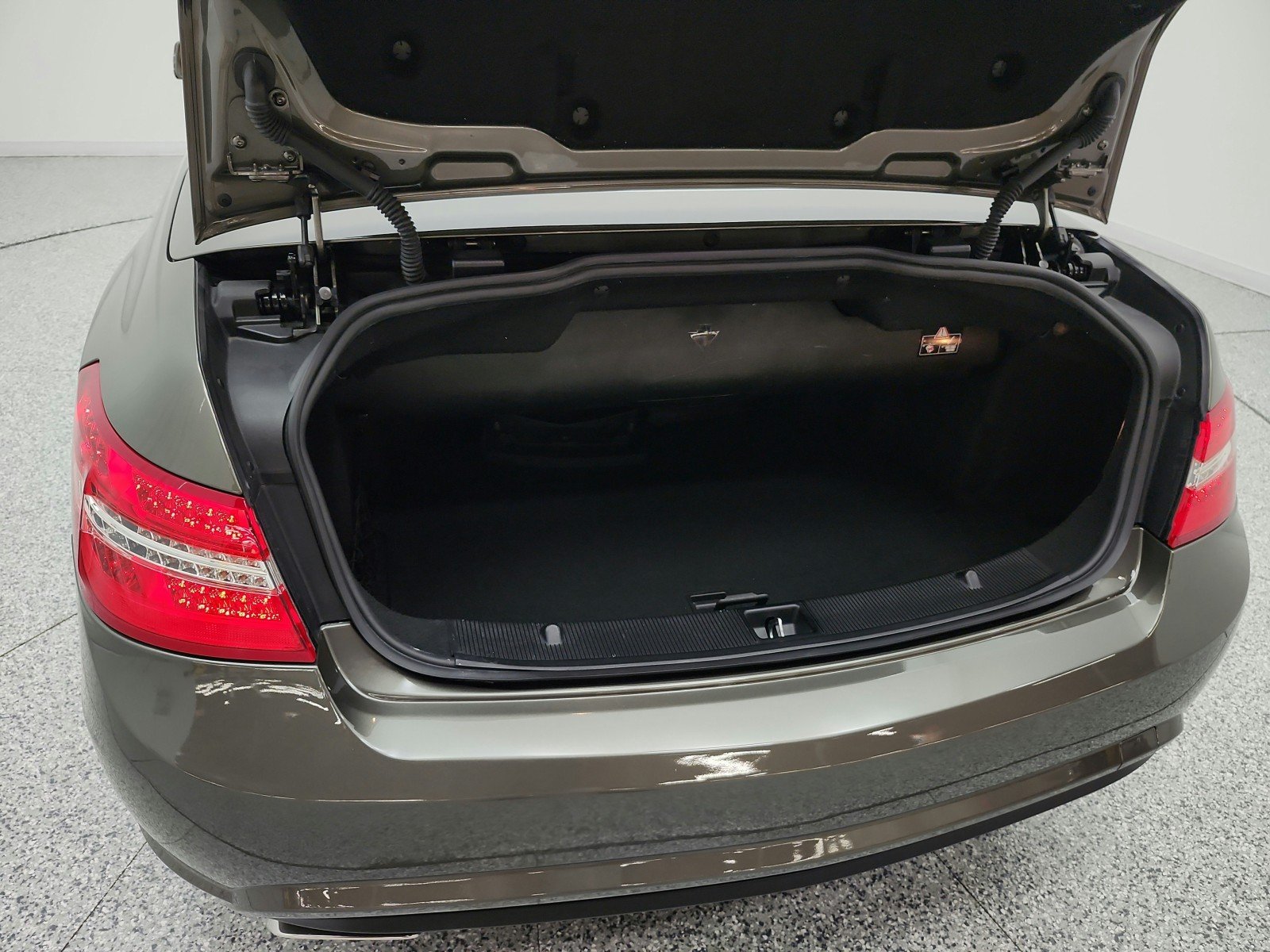 Used 2011 Olivine Grey Mercedes-Benz 2dr Cabriolet E 550 RWD image 20