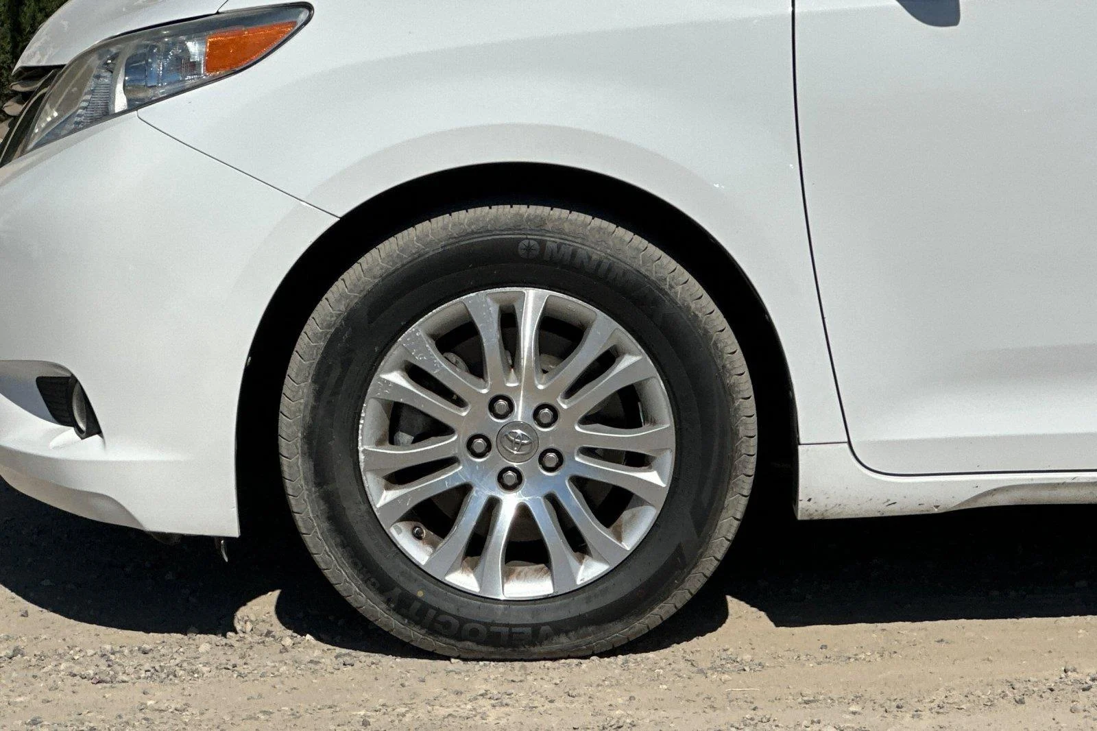 Used 2014 Super White Toyota XLE 8-Passenger image 25