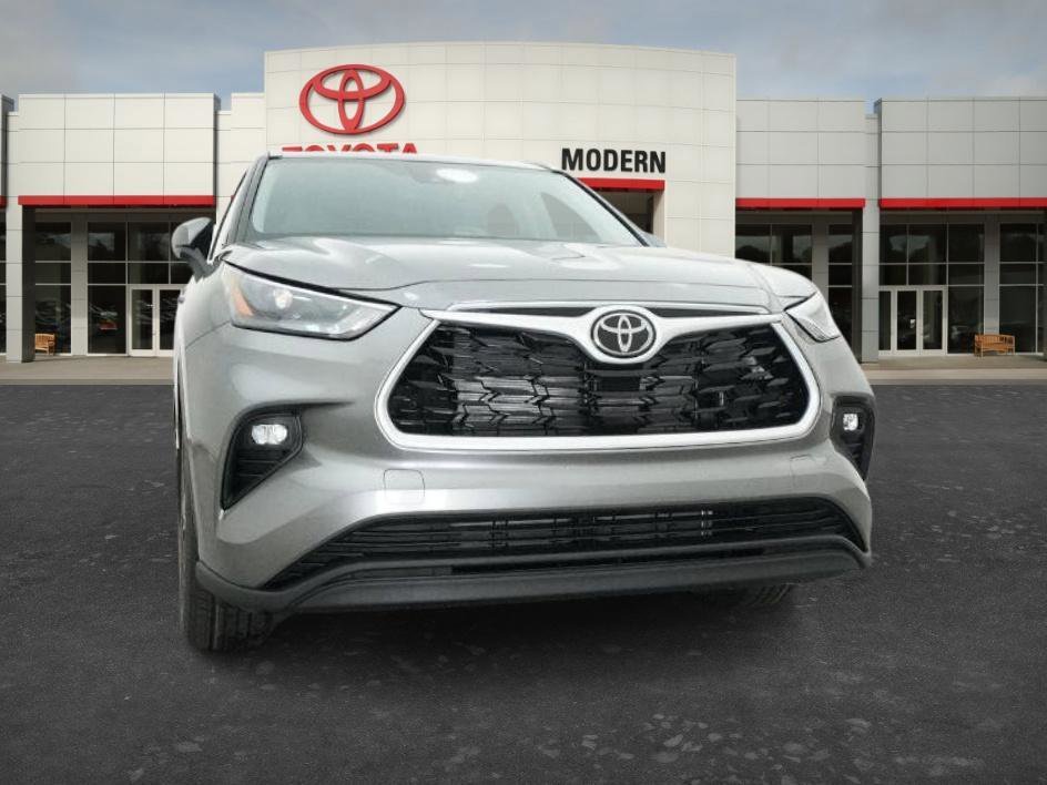 New 2026 Heavy Metallic Toyota Hybrid XLE image 21