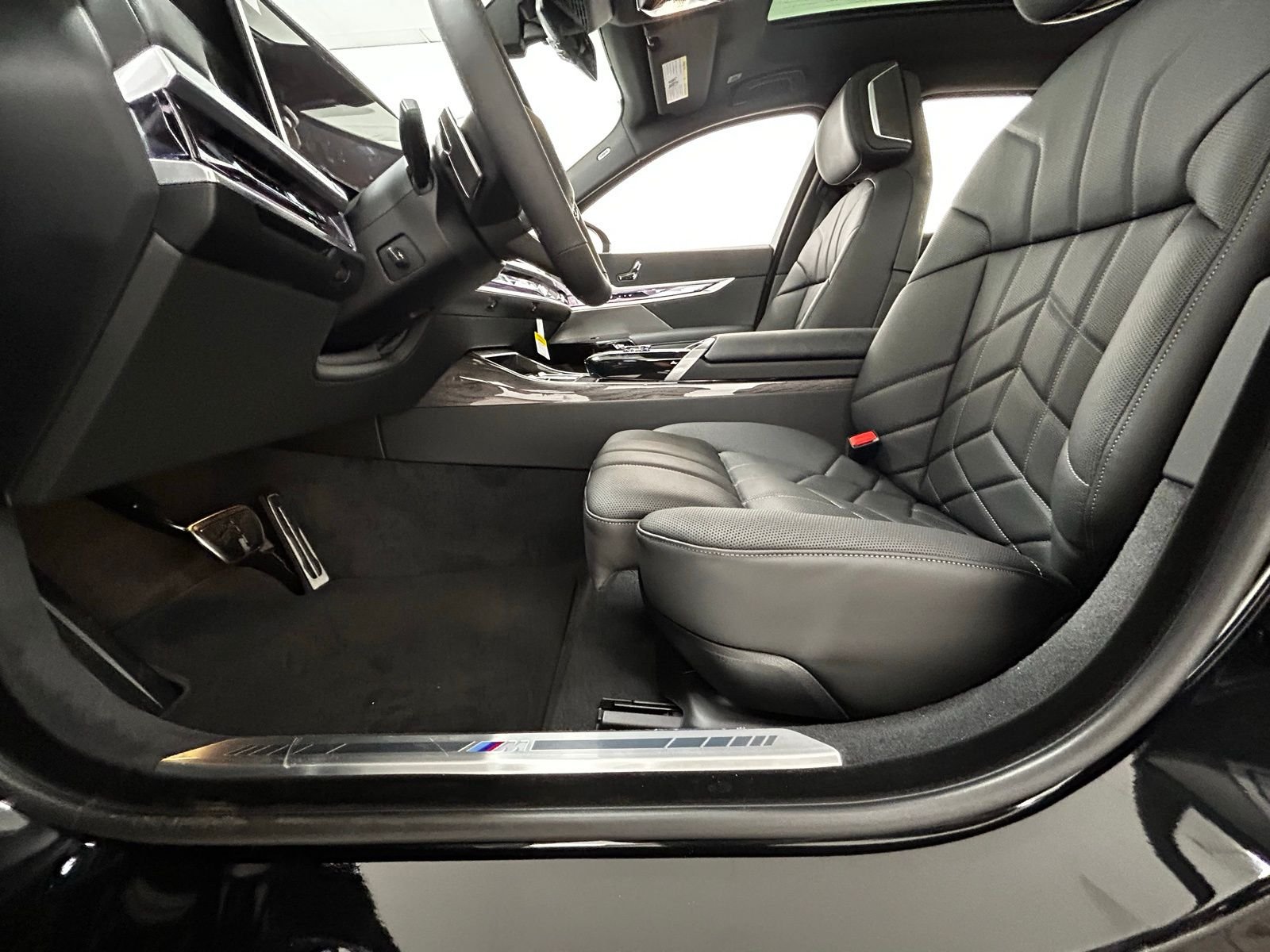 New 2026 Black Sapphire Metallic BMW xDrive60 image 52