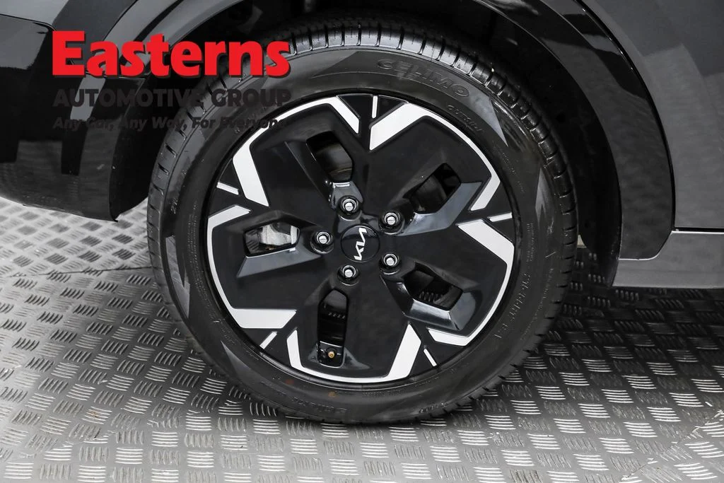 Used 2024 Gray Kia Wind image 29